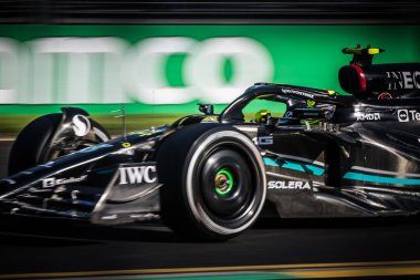 MELBOURNE, AUSTRALIA - 2 Nisan 2023 tarihinde Avustralya 'nın Melbourne şehrinde gerçekleştirilen yarış günü Mercedes AMG Petronas F1 Team W13' ü sürüyor..