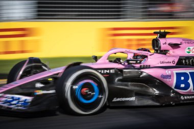 MELBOURNE, AUSTRALIA - 2 Nisan 2023 tarihinde Avustralya 'nın Melbourne şehrinde gerçekleştirilen 2023 Avustralya Grand Prix' si sırasında Fransa 'nın Esteban Ocon Alpine A523 Renault' yu sürüyor..
