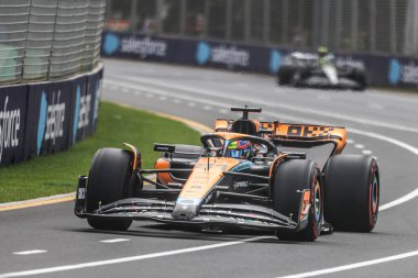 MELBOURNE, AUSTRALIA - APRIL 01: Avustralyalı Oscar Piastri, Avustralya 'nın Melbourne şehrinde 1 Nisan 2023 tarihinde gerçekleştirilen 2023 Avustralya Grand Prix' inde McLaren MCL36 'yı sürüyor..