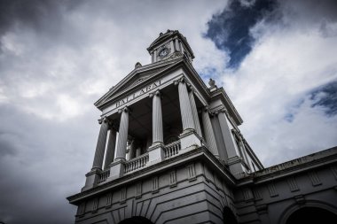 BİRAT, AUSTRALIA - 8 Nisan 2023: Ballarat Belediye Binası 'nın ikonik mimarisi ve şimdi ülkenin Viktorya dönemi Viktorya dönemi kenti Ballarat' ta fırtınalı bir sonbahar sabahı