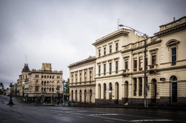 BİRAT, AUSTRALYA - 8 Nisan 2023: Fırtınalı bir sonbahar sabahı Viktorya dönemi kasabası Ballarat 'ın ikonik mimarisi