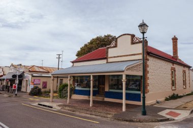 PORT ELLIOT, AUSTRALIA - 14 Nisan 2023: Fleurieu Yarımadası, Güney Avustralya, Avustralya 'da fırtınalı bir sonbahar gününde tarihi Port Elliot' un ikonik mimarisi