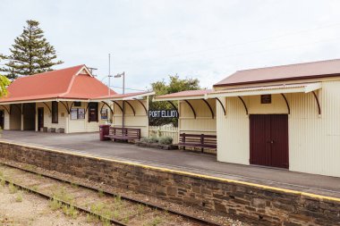 PORT ELLIOT, AUSTRALIA - 14 Nisan 2023: Fleurieu Yarımadası, Güney Avustralya, Avustralya 'da fırtınalı bir sonbahar gününde tarihi Port Elliot Cockle Treni için ikonik tren istasyonu
