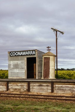 Penola, Güney Avustralya, Avustralya yakınlarındaki fırtınalı bir sonbahar sabahı Coonawarra şarap bölgesi için ikonik kırsal tren istasyonu