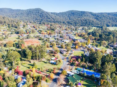 Marysville, Victoria, Avustralya 'da serin bir sonbahar gününde insansız hava aracı görüntüsü.