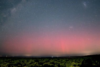 Artan güneş aktivitesi Avustralya 'nın güney bölgelerinde nadir görülen Aurora Australis' in görülebilmesiyle sonuçlanır. Bu görüntü Melbourne, Avustralya 'daki Blind Bight' ten alındı.
