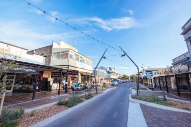 VICTOR HARBOR, AUSTRALIA - 14 Nisan 2023: Güney Avustralya, Avustralya 'da güneşli bir sonbahar sabahı Victor Harbor şehir merkezinin ikonik mimarisi