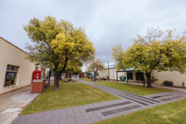 PENOLA, AUSTRALIA - 10 Nisan 2023: Güney Avustralya, Avustralya 'da güneşli bir sonbahar sabahı Coonawarra şarap bölgesindeki Penola kasabasının ikonik mimarisi