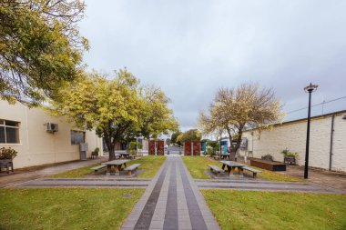 PENOLA, AUSTRALIA - 10 Nisan 2023: Güney Avustralya, Avustralya 'da güneşli bir sonbahar sabahı Coonawarra şarap bölgesindeki Penola kasabasının ikonik mimarisi