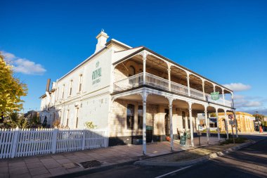 PENOLA, AUSTRALIA - 10 Nisan 2023: Güney Avustralya, Avustralya 'da güneşli bir sonbahar akşamında Coonawarra şarap bölgesindeki Penola kasabasındaki Royal Oak Penola barı ve oteli