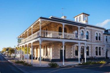 PENOLA, AUSTRALIA - 10 Nisan 2023: Güney Avustralya, Avustralya 'da güneşli bir sonbahar akşamında Coonawarra şarap bölgesindeki Penola kasabasındaki Royal Oak Penola barı ve oteli