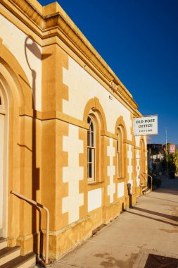 PENOLA, AUSTRALIA - 10 Nisan 2023: Güney Avustralya 'da güneşli bir sonbahar akşamında Coonawarra şarap bölgesinde Penola kasabasındaki Penola Telgraf İstasyonu ve Postane
