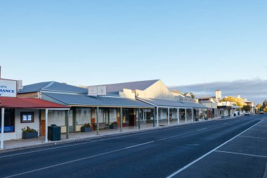 PENOLA, AUSTRALIA - 10 Nisan 2023: Güney Avustralya, Avustralya 'da güneşli bir sonbahar akşamında Coonawarra şarap bölgesindeki Penola kasabasının ikonik mimarisi