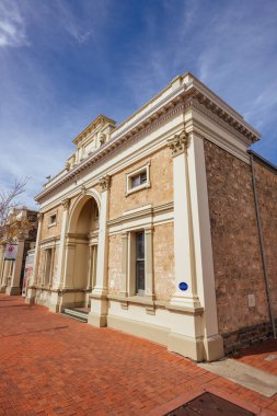 VICTOR HARBOR, AUSTRALIA - 14 Nisan 2023: Güney Avustralya, Avustralya 'da güneşli bir sonbahar sabahı Victor Harbor Town Hall' un ikonik mimarisi