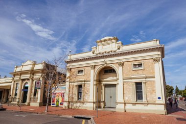 VICTOR HARBOR, AUSTRALIA - 14 Nisan 2023: Güney Avustralya, Avustralya 'da güneşli bir sonbahar sabahı Victor Harbor Town Hall' un ikonik mimarisi