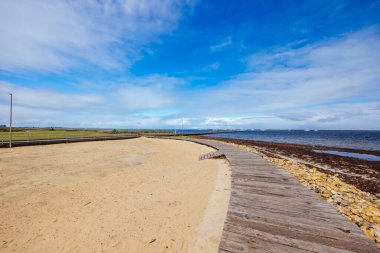 PORT MACDONNELL, AUSTRALIA - 9 Nisan 2023: Sea Parade ve Port Mac Jetty çevresindeki sahil manzaraları Güney Avustralya, Port Macdonnell, Avustralya