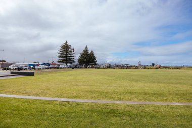 PORT MACDONNELL, AUSTRALIA - 9 Nisan 2023: Sea Parade ve Port Mac Jetty çevresindeki sahil manzaraları Güney Avustralya, Port Macdonnell, Avustralya