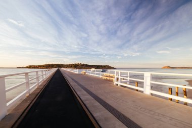 Güney Avustralya 'da güneşli bir sonbahar gününde Victor Harbor' da, Granite Island Recreation Park 'a giden ünlü geçidi.