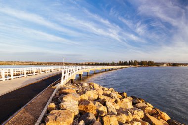 Güney Avustralya 'da güneşli bir sonbahar gününde Victor Harbor' da, Granite Island Recreation Park 'a giden ünlü geçidi.