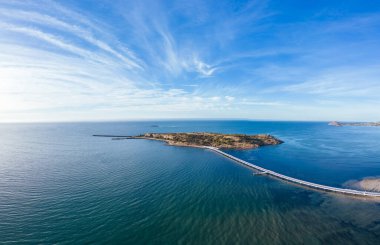 Güney Avustralya, Avustralya 'da güneşli bir sonbahar gününde Victor Harbor' daki ünlü Granit Ada Rekreasyon Parkı 'nın hava manzarası.