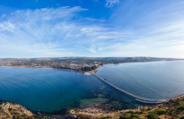 Güney Avustralya, Avustralya 'da güneşli bir sonbahar gününde Victor Harbor' daki Granite Island Recreation Park 'a çıkan ünlü geçitin hava manzarası.