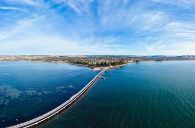 Güney Avustralya, Avustralya 'da güneşli bir sonbahar gününde Victor Harbor' daki Granite Island Recreation Park 'a çıkan ünlü geçitin hava manzarası.