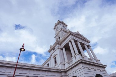 BİRAT, AUSTRALYA - 7 Nisan 2023: Fırtınalı bir sonbahar öğleden sonrasında Viktorya dönemi Ballarat kasabasındaki Ballarat Tren İstasyonu 'nun ikonik mimarisi