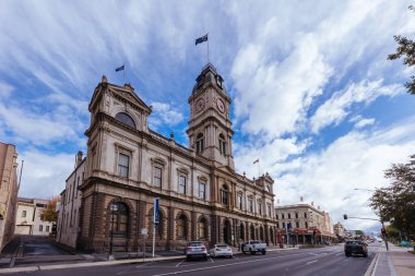 BİRAT, AUSTRALIA - 7 Nisan 2023: Ballarat Belediye Binası 'nın ikonik mimarisi ve şimdi ülkenin Viktorya dönemi Viktorya dönemi kenti Ballarat' ta fırtınalı bir sonbahar sabahı