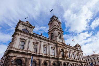 BİRAT, AUSTRALIA - 7 Nisan 2023: Ballarat Belediye Binası 'nın ikonik mimarisi ve şimdi ülkenin Viktorya dönemi Viktorya dönemi kenti Ballarat' ta fırtınalı bir sonbahar sabahı