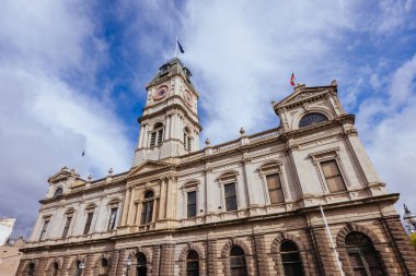 BİRAT, AUSTRALIA - 7 Nisan 2023: Ballarat Belediye Binası 'nın ikonik mimarisi ve şimdi ülkenin Viktorya dönemi Viktorya dönemi kenti Ballarat' ta fırtınalı bir sonbahar sabahı