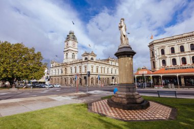 BİRAT, AUSTRALIA - 7 Nisan 2023: Ballarat Belediye Binası 'nın ikonik mimarisi ve şimdi ülkenin Viktorya dönemi Viktorya dönemi kenti Ballarat' ta fırtınalı bir sonbahar sabahı