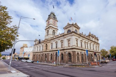 BİRAT, AUSTRALIA - 7 Nisan 2023: Ballarat Belediye Binası 'nın ikonik mimarisi ve şimdi ülkenin Viktorya dönemi Viktorya dönemi kenti Ballarat' ta fırtınalı bir sonbahar sabahı