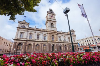 BİRAT, AUSTRALIA - 8 Nisan 2023: Ballarat Belediye Binası 'nın ikonik mimarisi ve şimdi ülkenin Viktorya dönemi Viktorya dönemi kenti Ballarat' ta fırtınalı bir sonbahar sabahı