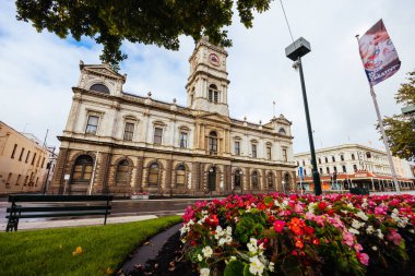 BİRAT, AUSTRALIA - 8 Nisan 2023: Ballarat Belediye Binası 'nın ikonik mimarisi ve şimdi ülkenin Viktorya dönemi Viktorya dönemi kenti Ballarat' ta fırtınalı bir sonbahar sabahı