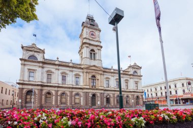 BİRAT, AUSTRALIA - 8 Nisan 2023: Ballarat Belediye Binası 'nın ikonik mimarisi ve şimdi ülkenin Viktorya dönemi Viktorya dönemi kenti Ballarat' ta fırtınalı bir sonbahar sabahı