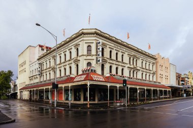 BİRAT, AUSTRALYA - 8 Nisan 2023: Viktorya Dönemi 'nin Ballarat kasabasındaki ikonik mimari yapı fırtınalı bir sonbahar sabahı