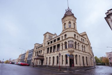 BİRAT, AUSTRALYA - 8 Nisan 2023: Fırtınalı bir sonbahar sabahı Viktorya dönemi Ballarat kasabasındaki Craigs Royal Hotel 'in ikonik mimarisi