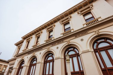 BİRAT, AUSTRALYA - 8 Nisan 2023: Viktorya dönemi Viktorya dönemi Ballarat kasabasındaki Postane Binasının ikonik mimarisi fırtınalı bir sonbahar sabahı
