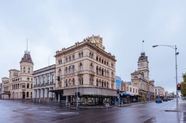 BİRAT, AUSTRALYA - 8 Nisan 2023: Fırtınalı bir sonbahar sabahı Viktorya dönemi kasabası Ballarat 'ın ikonik mimarisi