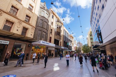 ADELAIDE, AUSTRALIA - 12 Nisan 2023: Adelaide, Güney Avustralya, Avustralya 'da popüler ve yoğun Rundle AVM