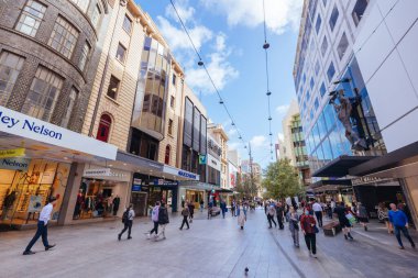 ADELAIDE, AUSTRALIA - 12 Nisan 2023: Adelaide, Güney Avustralya, Avustralya 'da popüler ve yoğun Rundle AVM