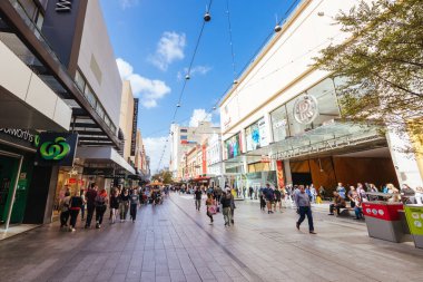 ADELAIDE, AUSTRALIA - 12 Nisan 2023: Adelaide, Güney Avustralya, Avustralya 'da popüler ve yoğun Rundle AVM