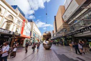 ADELAIDE, AUSTRALIA - 12 Nisan 2023: Adelaide, Güney Avustralya, Avustralya 'da popüler ve yoğun Rundle AVM