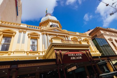 ADELAIDE, AUSTRALIA - 12 Nisan 2023: Adelaide, Güney Avustralya, Avustralya 'da popüler ve yoğun Rundle AVM
