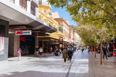 ADELAIDE, AUSTRALIA - 12 Nisan 2023: Adelaide, Güney Avustralya, Avustralya 'da popüler ve yoğun Rundle AVM