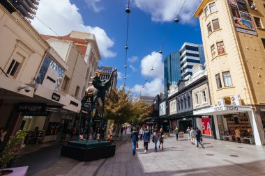 ADELAIDE, AUSTRALIA - 12 Nisan 2023: Adelaide, Güney Avustralya, Avustralya 'da popüler ve yoğun Rundle AVM