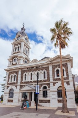 ADELAIDE, AUSTRALIA - 13 Nisan 2023: Jimmy Melrose Park ve Güney Avustralya, Adelaide 'deki Glenelg Town Hall çevresindeki popüler Glenelg banliyösü