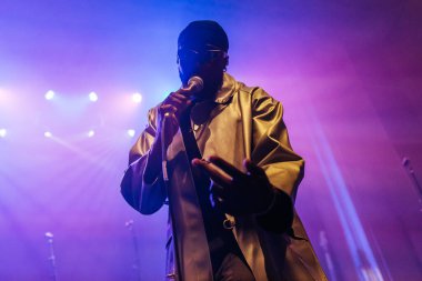 Avustralyalı rap sanatçısı Kwame, 5 Mayıs 2023 'te Melbourne, Avustralya' da düzenlenen The Northcote Theatre 'daki ulusal turnesinde Holy' i destekliyor.