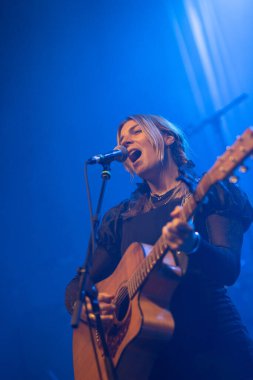 MELBOURNE, AUSTRALIA - 5 Mayıs: Avustralyalı müzik grubu Clews, Holy 'nin 5 Mayıs 2023' te Melbourne, Avustralya 'daki The Northcote Theatre' daki ulusal turnesinde Holy 'i destekledi.