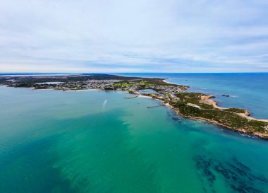 Güney Avustralya, Avustralya 'da güneşli bir sonbahar gününde, Kireçtaşı Sahili' nin kırsal Robe kasabasının hava manzarası
